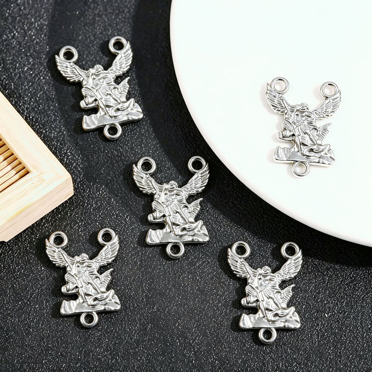 20個入り聖ミカエルチャーム、シルバートーンのエンジェルペン - Jewelry Making Michaels のレビューと価格