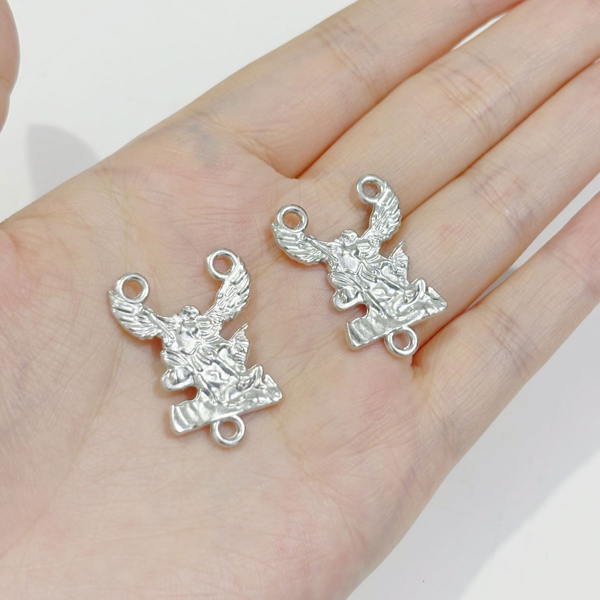 聖ミカエル大天使チャーム20個、シルバートーンのペンダント、 - Jewelry Making Michaels のレビューと価格