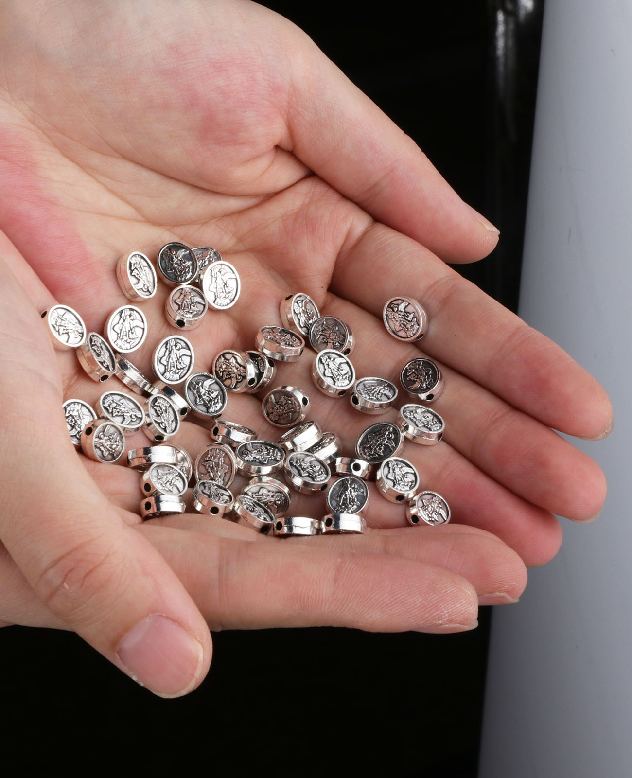 St.michaelのクルーサーダーシールドメダルスペーサー - Jewelry Making Michaels のレビューと価格